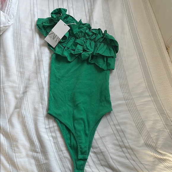 Zara green bodysuit with ruffles - Picture 2 of 3